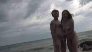 couple beach threesome - Amateur couple have threesome on the beach - Tnaflix.com