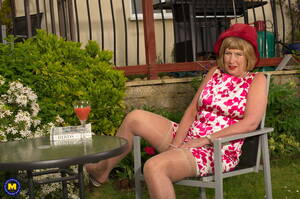 British Porn Mature Garden - Hot British housewife masturbating in her garden! - Mature.nl