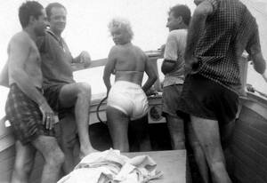 Marilyn Monroe Hairy Pussy - Marilyn Monroe and friends on her boat 1960s : r/OldSchoolCelebs