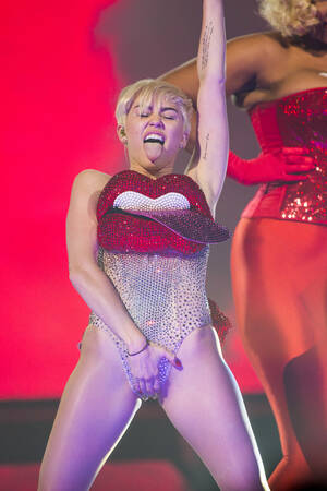 Miley Cyrus Cei Porn - Miley Cyrus, Concert PORNO In Anglia! GALERIE FOTO HOT! | Libertatea
