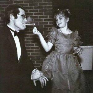 Gangbang Porn Drew Barrymore - Drew Barrymore lights a cigarette for Stephen King circa 1984. [553 X  558][X-Post:-/r/OldSchoolCelebs/] : r/HistoryPorn