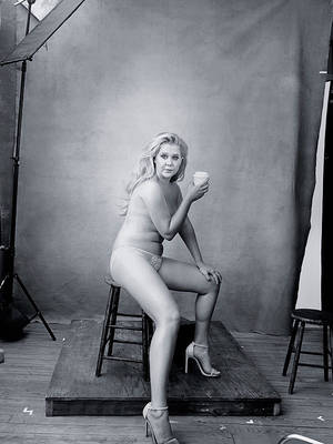 Amy Schumer Photoshop - Annie Leibovitz teamed up with Pirelli to shoot the diverse group of women  including Amy Schumer, Serena Williams, Patti Smith and Yoko Ono.