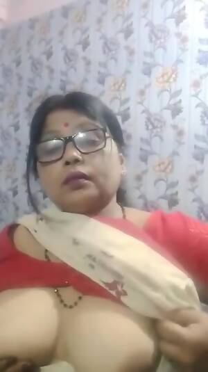 indian mature tits - Indian Hot Mature Aunty Shows Her Big Boobs - EPORNER