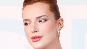 Bella Thorne Porn Captions Anal - Bella Thorne Used Blood as a Beauty Product for Her Latest Red Carpet  Appearance â€” See Photos | Allure