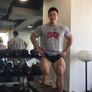 Muscular Asian Legs Porn - Asian bodybuilder flexing his huge legs - ThisVid.com