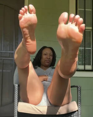 ebony feet milf - Hood Milf Sexy Feet - ThisVid.com