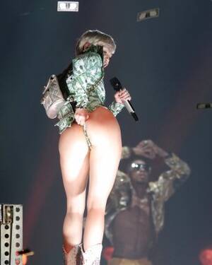 Miley Cyrus Ass Porn - Miley Cyrus shows her ass Porn Pictures, XXX Photos, Sex Images #1511538 -  PICTOA