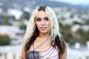 Miley Cyrus Porn Captions Dad - Miley Cyrus Feels â€œHarshly Judgedâ€ Over Her Controversial Bangerz Era |  Teen Vogue