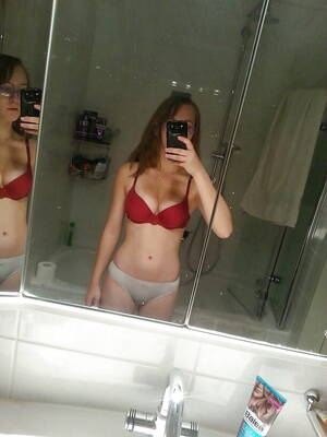Amatuer Selfie Porn 18yo - Leaked first nude selfies of 18yo teen - 8 photos