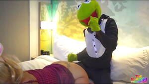 Miss Piggy Lesbian Porn - Gibby the clown dresses up as Kermit the frog and fucks Jaelynn aka miss  piggy - XNXX.COM