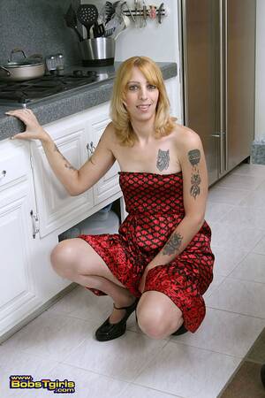 bella bellucci shemale fat ass - Bella Bellucci Kissable In The Kitchen â€“ Balls On Dolls