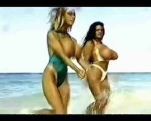 Big Boob Beach Porn - Big Boob Retro Babes Twerk At The Beach | xHamster