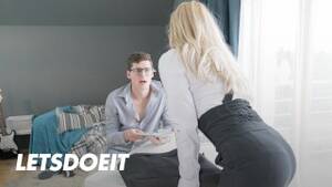 nerd lara - Romanian MILF Lara De Santis Seduces Nerd Into Licking & Fucking Her Juicy  Pussy - LETSDOEIT - Video Porno Gratis - YouPorn