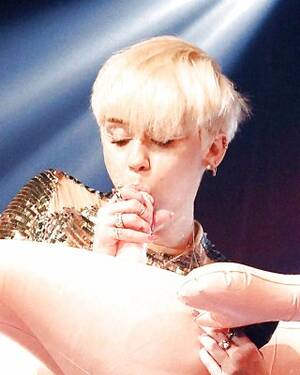 miley cyrus sucking cock movies - MILEY CYRUS SUCKING DICK ON STAGE Porno Fotos, XXX Fotos, Imagens de Sexo  #1503053 - PICTOA