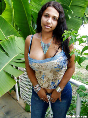 Latina Milf Amateur Solo - Outdoor solo posing with an incredible amateur Latina MILF