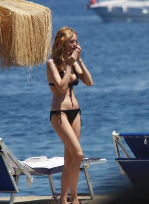 beach nude italy - PHOTOS: Heather Graham Shows Off Bikini Bod In Italy