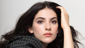 Anne Hathaway Dildo Porn - Anne Hathaway's 'The Idea of You' Adds Ella Rubin