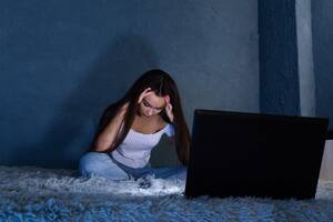 Girls Watching Porn On Computer - 6 effects of watching porn on teenagers (Part 1) - CyberPurify