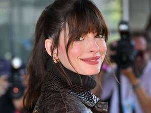 Anne Hathaway Dildo - Anne Hathaway y el look con el que vuelve ser Andrea Sachs