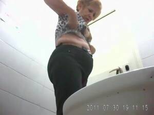 Granny Shaved Pussy Peeing - Grandma pees and wipes her shaved old vagina - pissing porn at ThisVid tube