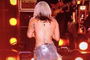 miley cyrus concert upskirt - Miley Cyrus Has Accidental Nipple Slip During NBC's New Year's Eve Special