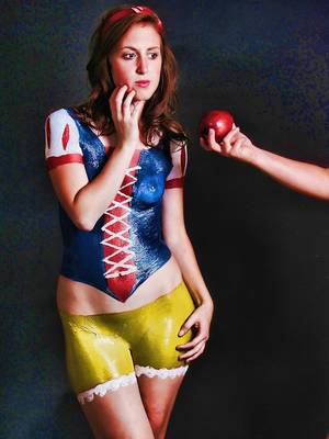 Latex Body Paint Porn - latex body paint | Bodypainting Disney , blanche neige art en bodypaint de  latex liquide .