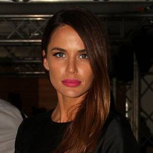 Nikole Richie Black Star Facebook - The lips have it again with Jodi Gordon arriving at the Ellery show this  week. We love her simple black eyeliner and blue-pink lipstick combo.