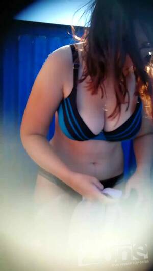 hidden cabin - Hidden-Zone.com- Spying through the hole in the wall in the beach cabin. -  k2s.tv