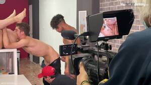 Behind The Scenes Gay Porn - Sex in the Office Porn Movie - behind the Scenes Bareback Spits Spanish a  Pelo Gay Office - Pornhub.com