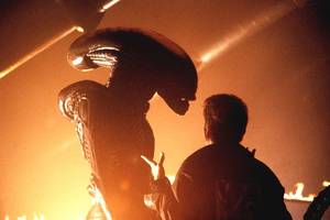Alien 1979 Xenomorph Costume Porn - Director David Fincher with Tom Woodruff, Jr. in costume, on the set of