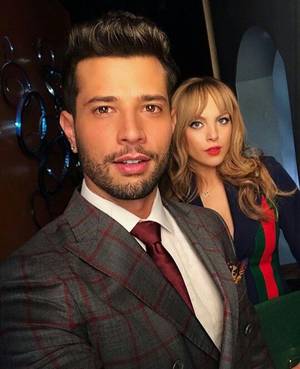 Elizabeth Gillies And Avan Jogia Porn - Sammy Jo and Fallon with her 70's porn start bangs