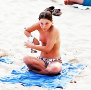 natalie topless beach bikini - Natalie Portman Topless at the Beach (2000)! - The Nip Slip