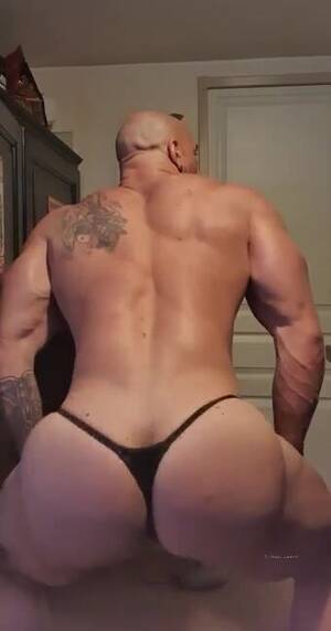 bodybuilder ass - Ass /assplay: Bodybuilder in a thong - ThisVid.com