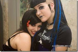 Goth Lesbians - Free lesbian triad porn