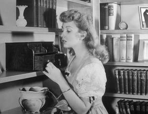 Ann Sothern Porn - Ann Sothern admires one her favorite possessions, an old-fashioned  letterbox, 1943.