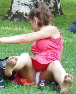 hidden camera upskirt at park - Upskirt in the park . Random Photo Gallery.
