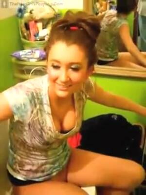 girl films friends - Girl films her friend shitting - ThisVid.com
