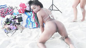 black nudist beach ass - Ebony girls shake their perfect asses on the beach | voyeurstyle.com
