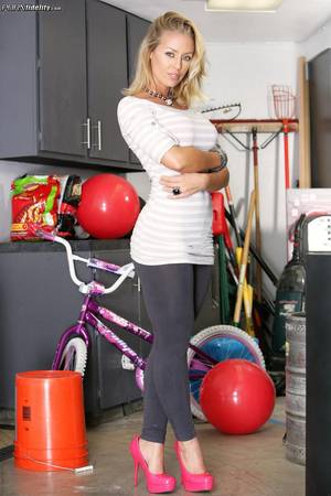 Nicole Aniston Yoga Porn - Nicole Aniston