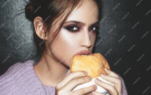 Burger Girl Porn - Premium Photo | Woman eats a burger food food porn teen girls enjoying  delicious burgers in cafe beautiful young gir...