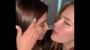 Close Up Bella Thorne Porn - Vazou!! Bella Thorne parabenizando a formanda com beijo sensual -  XVIDEOS.COM