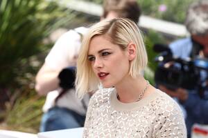 Interview Kristen Stewart Porn Captions - Kristen Stewart on Going Nude in Personal Shopper: â€œI Wanted to Be the Most  Naked Person I Could Beâ€ | Vanity Fair