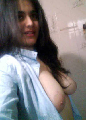 her cute boobs - Cute girl shows her big boobs nude selfies pics