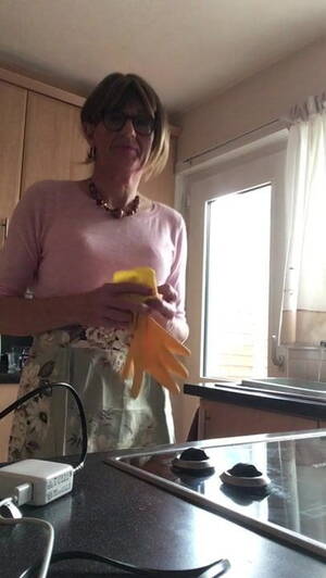 1950s Tranny Porn - Rose 1950's housewife washes the dishes | xHamster