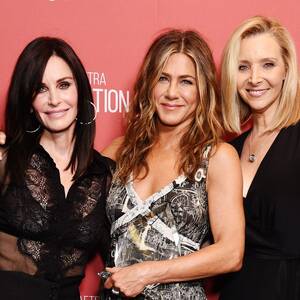 Lisa Kudrow Porn With Captions - Jennifer Aniston, Courteney Cox, and Lisa Kudrow Had a 'Friends' Reunion |  Marie Claire