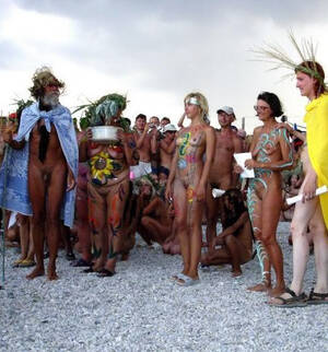 beach body painting - Amateur nudists and theirs beach body painting