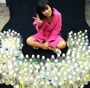 Coleta - Uta Kohaku com as garrafas de sÃªmen enviadas por fÃ£s (Foto: ReproduÃ§Ã£o)