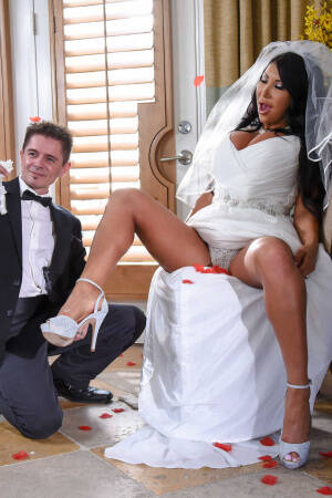 Curvy Bride Porn - Curvy bride August Taylor get throat & pussy fucked in her wedding dress  (August Taylor, Charles Dera in Brazzers)