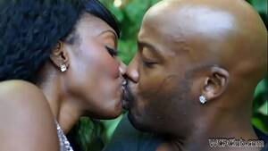 juicy black mom - Juicy Black Mom in the park - XVIDEOS.COM