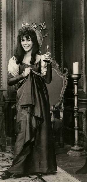 Elizabeth Montgomery Animated Porn - Elizabeth Montgomery as Pandora Spocks as Serina, Samantha's Cousin in 14th  C Ireland - Return